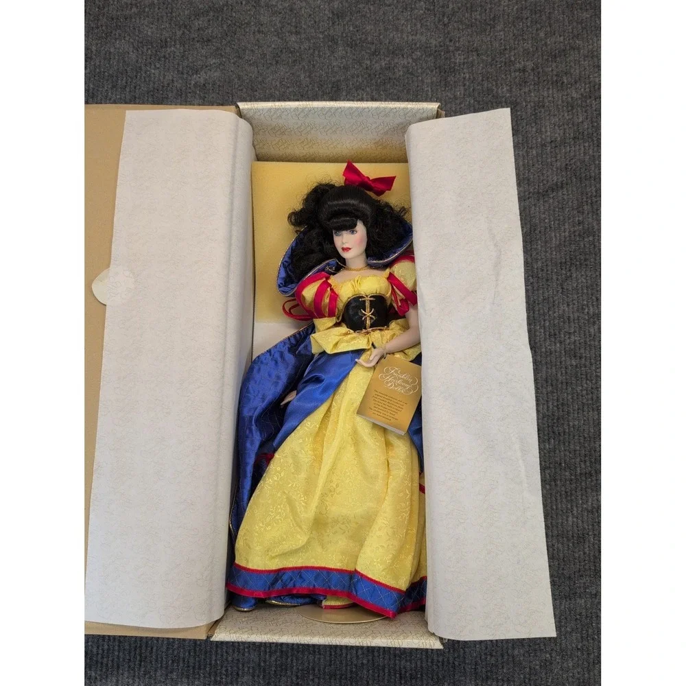 Disney's Snow White Porcelain Doll w Apple New In Box Franklin Heirloom